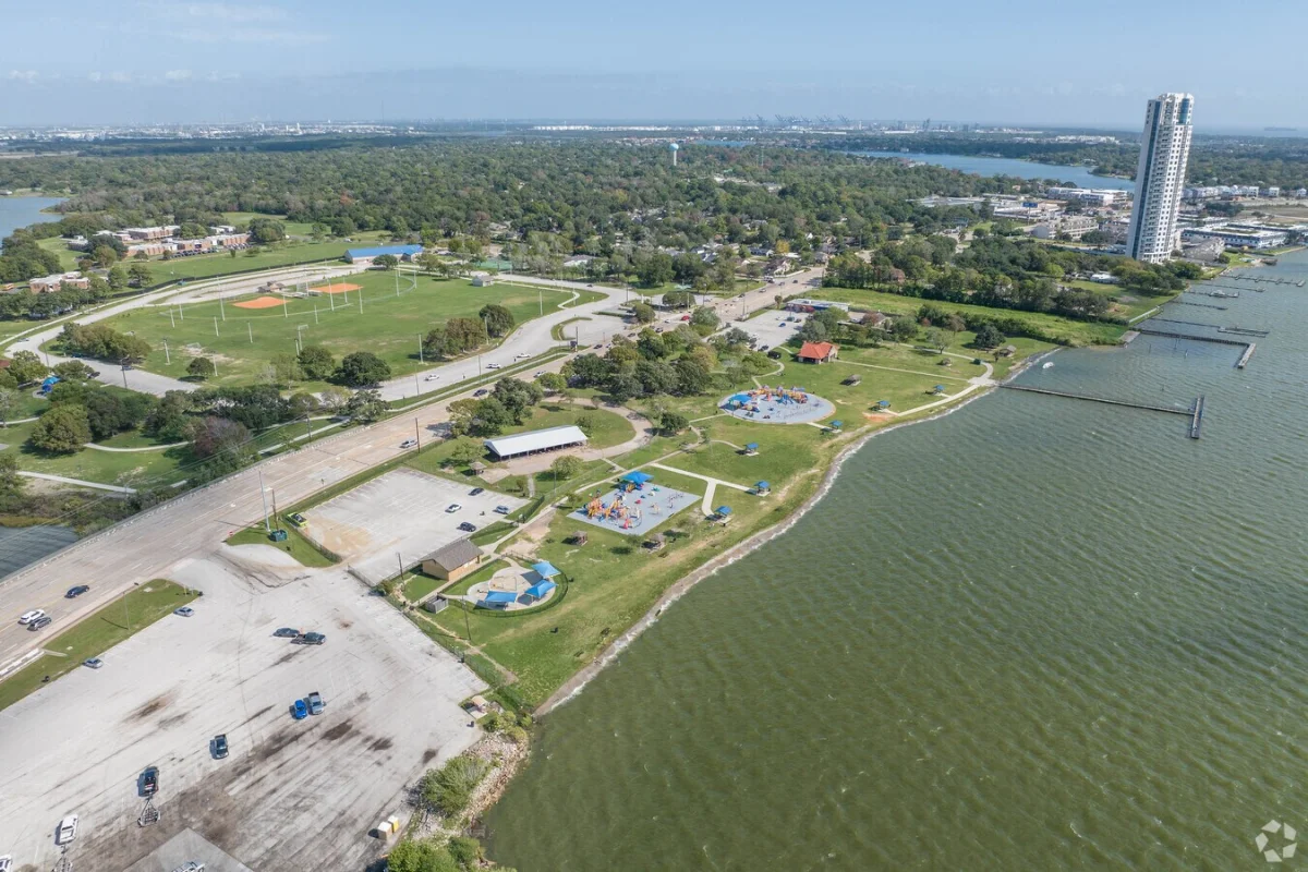Clear Lake or League City waterfront / neighborhood photo